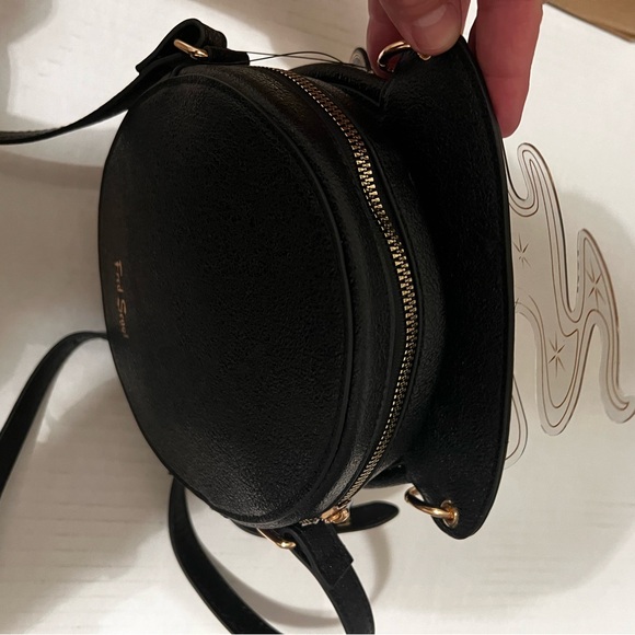 Black HOGWARTS bag.  Stylish and perfect for upcoming Halloween parties - Picture 5 of 6